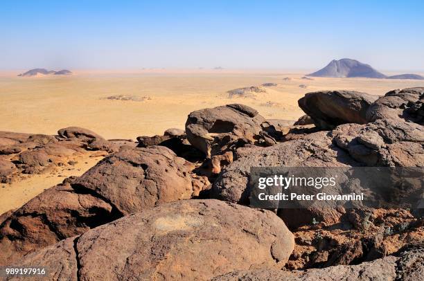 view from the aicha monolith to the second largest monolith in the world, ben amira, adrar region, mauritania - aicha stock pictures, royalty-free photos & images
