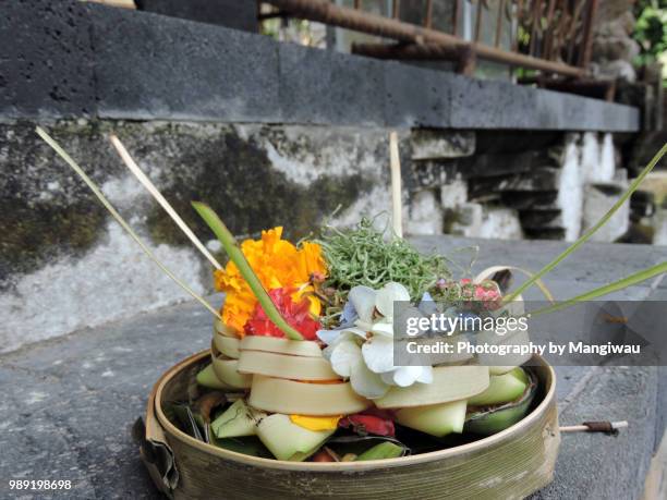 bali temple offerings - incense coils 個照片及圖片檔