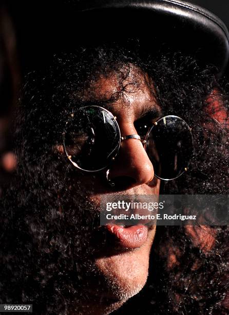 Musician Slash arrives at the 6th Annual MusiCares MAP Fund Benefit Concert at Club Nokia on May 7, 2010 in Los Angeles, California.