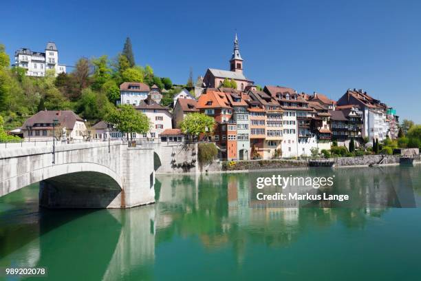 townscape with heilig-geist-kirche, or holy ghost church, high rhine, laufenburg, black forest, baden-wuerttemberg, germany - kirche fotografías e imágenes de stock