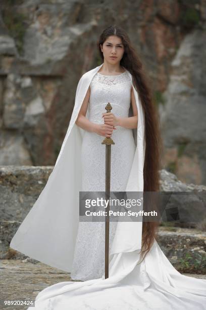 reminiscence to joan of arc, jeanne d'arc, young woman in a white dress with a sword - jeanne darc - fotografias e filmes do acervo