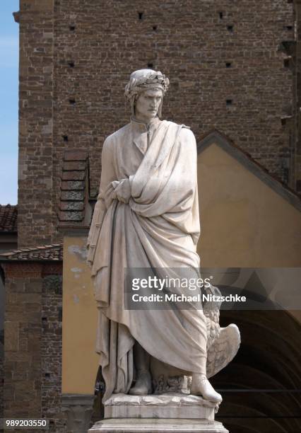 statue of dante alighieri in front of santa croce, florence, tuscany, italy - croce 個照片及圖片檔