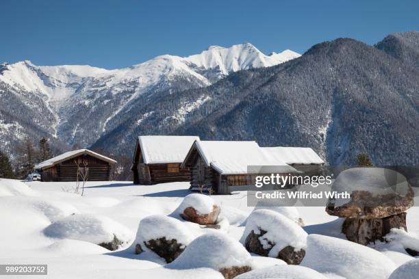 barns in the snow in front of the karwendel mountains, near mittenwald, werdenfelser land, upper bavaria, bavaria, germany - werdenfelser land fotografías e imágenes de stock