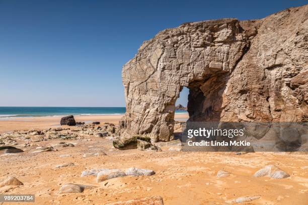 the arch at port blanc, quiberon peninsula, brittany, france - quiberon fotografías e imágenes de stock