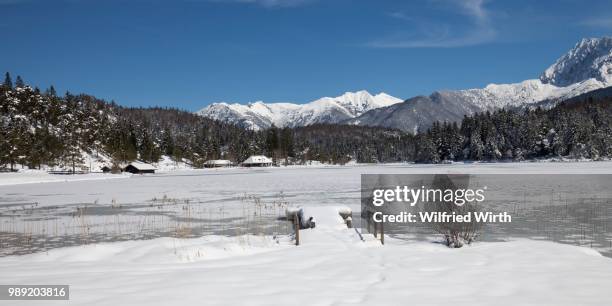 frozen lake lautersee in front of karwendel mountains, near mittenwald, werdenfelser land, upper bavaria, bavaria, germany - werdenfels photos et images de collection