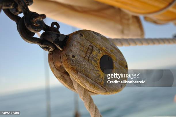 old wooden block (pulley) on schooner - wooden block stockfoto's en -beelden