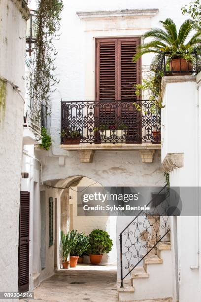 alleyway in locorotondo, apulia, italy - locorotondo stockfoto's en -beelden