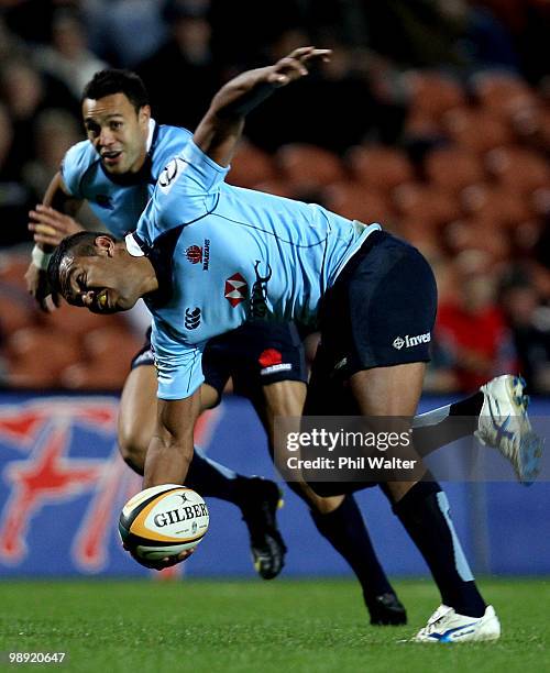 Kurtley Beale of the Waratahs breaks away during the round 13 Super 14 match between the Chiefs and the Waratahs at Waikato Stadium on May 8, 2010 in...