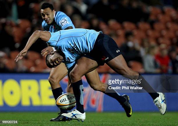 Kurtley Beale of the Waratahs breaks away during the round 13 Super 14 match between the Chiefs and the Waratahs at Waikato Stadium on May 8, 2010 in...