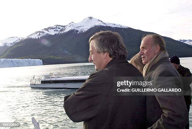 Argentine President Nestor Kirchner and the King of Spain, Juan Carlos look at the Perito Moreno glacier, 12 November 2003 in lake Patagonia,...