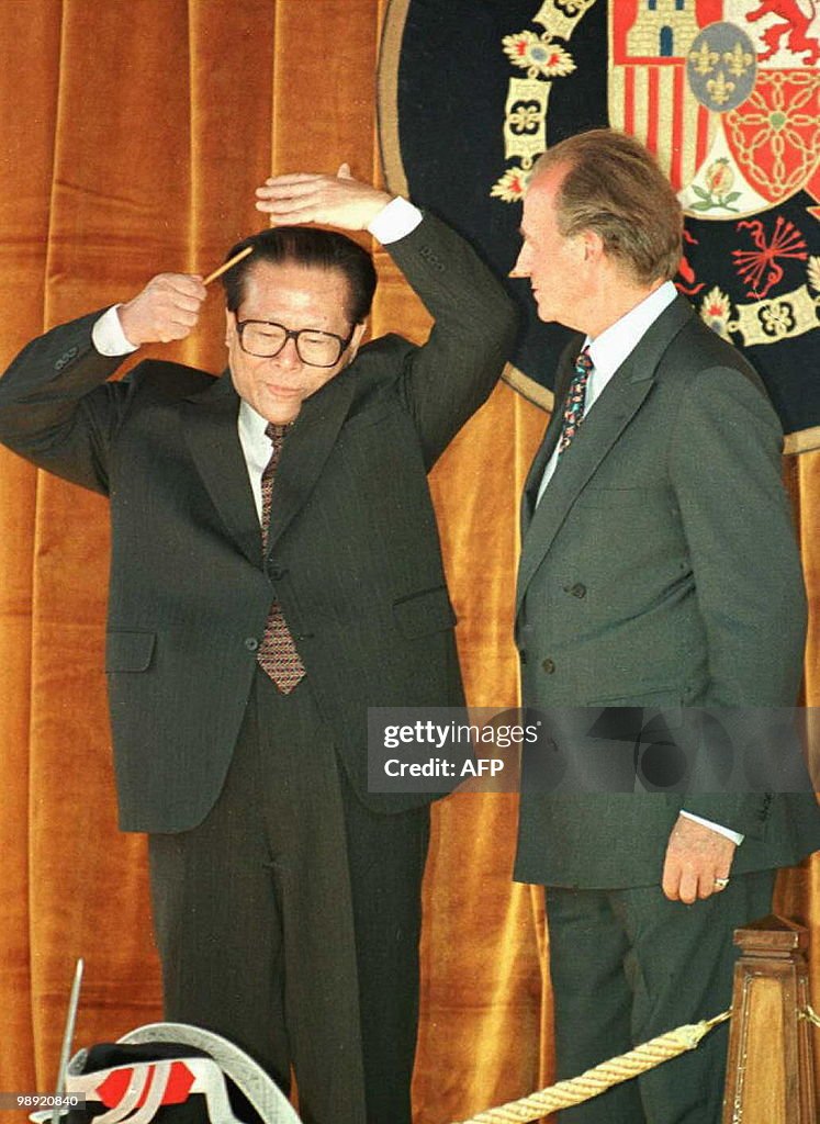 Chinese President Jiang Zemin (L) gives
