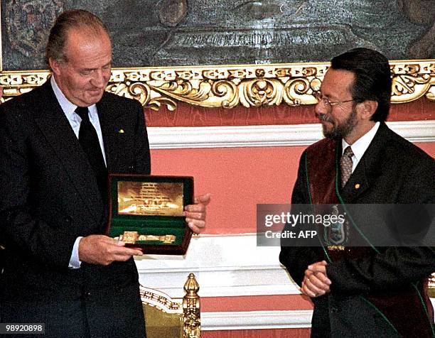 King of Spain Juan Carlos de Borbon watches the Gold Key of the City of La Paz, Bolivia, which is a gift by the city mayor Juan del Grando , 17 July...