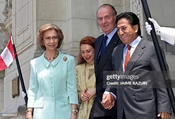 Peruvian President Alejandro Toledo greets King Juan Carlos of Spain , while Queen Sofia and Peruvian First Lady Eliane Karp look on during arrival...