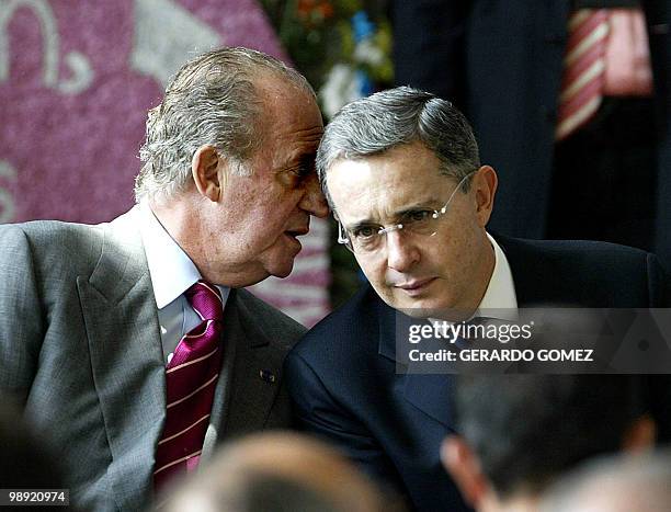 Spain's King Juan Carlos speaks with Colombian President Alvaro Uribe during the inauguration of the Spain Library-Park , 24 March 2007, in Medellin,...