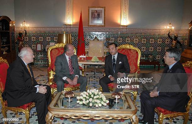 Picture released 17 January 2005 by MAP shows Spanish Foreign minister Miguel Angel Moratinos, Spanish King Juan Carlos, Moroccan King Mohamed VI and...