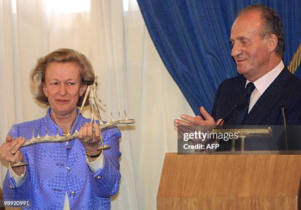 Spanish King Juan Carlos applauds European Parlament president Nicole Fontaine after she was honored 07 March 2001 with the "Human Values" award...