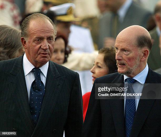 Bulgarian Prime Minister Simeon of Saxe-Coburg welcomes King Juan Carlos of Spain at the Sofia airport, 08 June 2003. Spanish King Juan Carlos and...