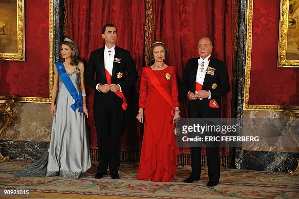 Princess Letizia , Prince Felipe, Queen Sofia and King Juan Carlos I pose before a gala dinner with French President Nicolas Sarkozy and his wife...