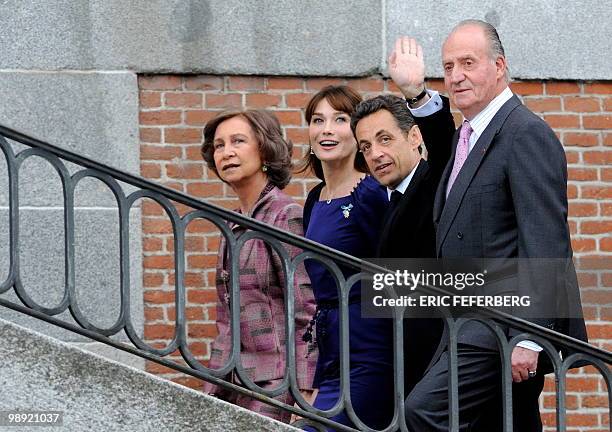 French President Nicolas Sarkozy and his wife Carla Bruni-Sarkozy arrive to visit the El Prado Museum in Madrid with Spain's King Juan Carlos I and...