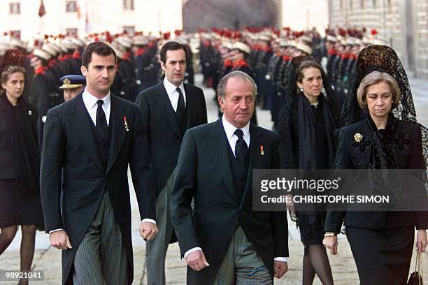 Spain's King Juan Carlos arrives 13 January 2000 with Queen Sofia , prince Felipe , infanta Cristina and infanta Elena at the San Lorenzo de...