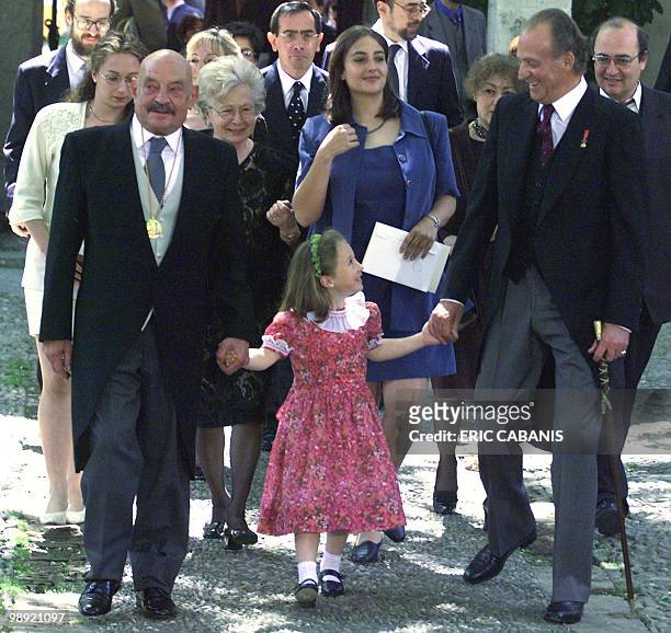 Spanish poet Jose Hierro holds the hand of her grand daughter with Spanish King Juan-Carlos, 23 April 1999 after receiving the Cervantes Prize from...