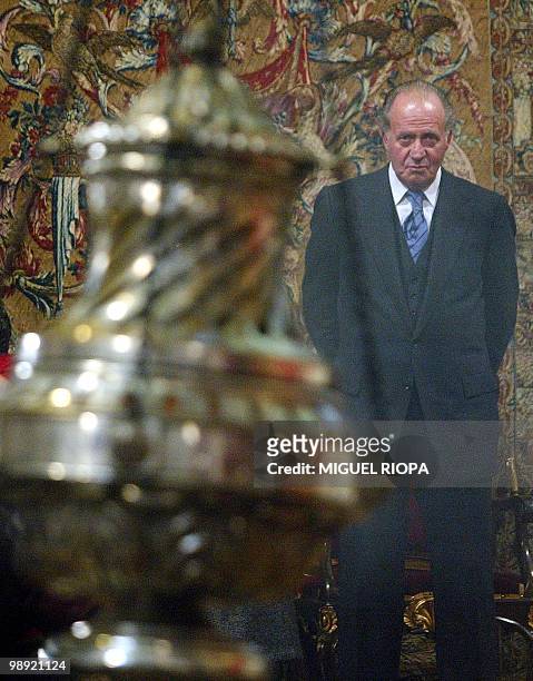 Spanish King Juan Carlos watchs as mass servers swing the "Botafumeiro", the huge thurible, during the religious ceremony in the Cathedral of...
