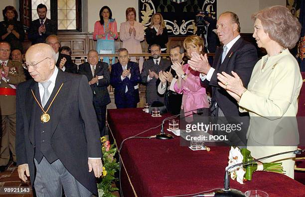Spanish King Juan Carlos and Queen Sofia applaud after Chilean poet Gonzalo Rojas received the Cervantes award at the Alcala de Henares University,...