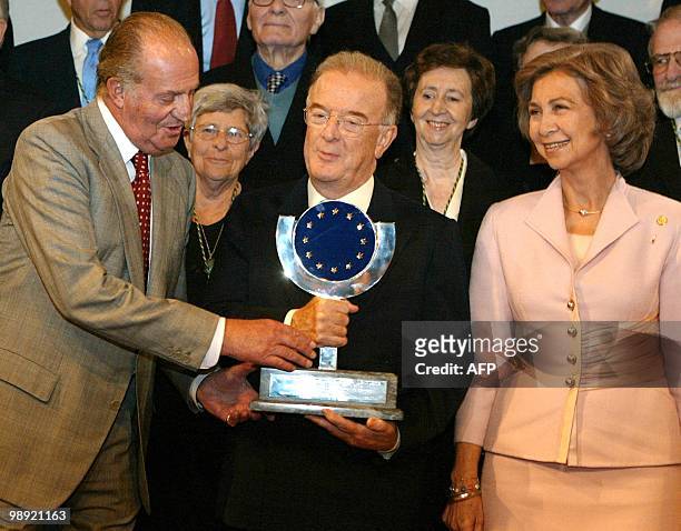 Spain's King Juan Carlos gives the 'Charles V' award to Portugal's president Jorge Fernando Branco de Sampaio as Queen Sofia looks on in Caceres, 13...