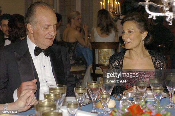 King Juan Carlos of Spain talks with Paloma Rocasolano, Letizia Ortiz' mother during an official dinner at the Pardo Palace 21 May 2004 on the eve of...