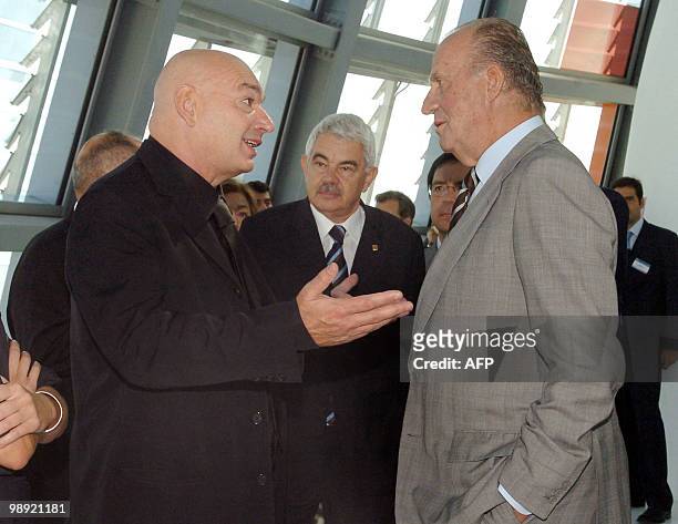 French architect Jean Nouvel talks wiht Spanish King Juan Carlos and Catalan President Pasqual Maragall in the new Agbar Tower before the building's...