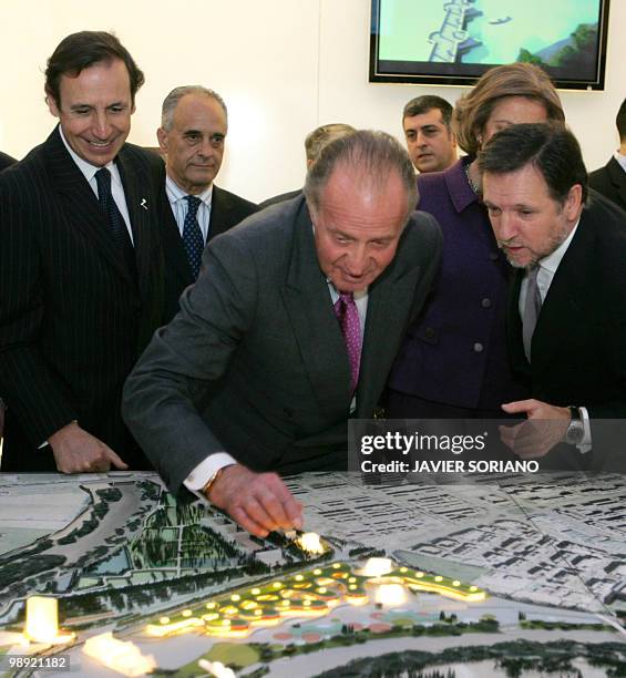Spain's King Juan Carlos plays with a model of the site of Zaragoza Expo2008 on water and sustainable development by President of the region of...