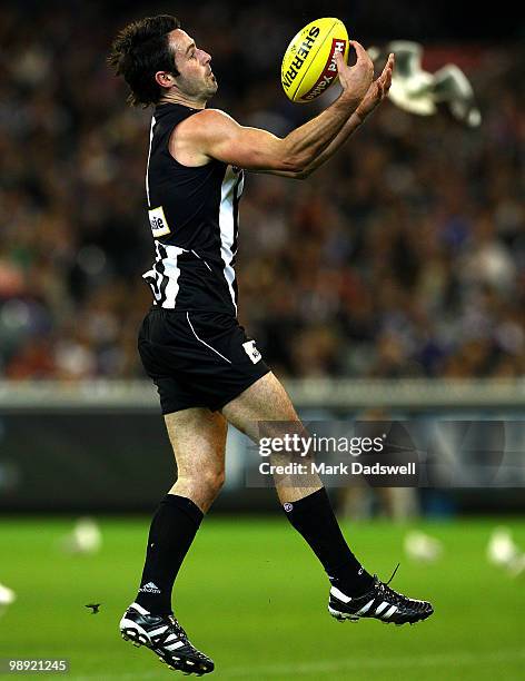 Alan Didak of the Magpies marks with the flight of the ball during the round seven AFL match between the Collingwood Magpies and the North Melboune...