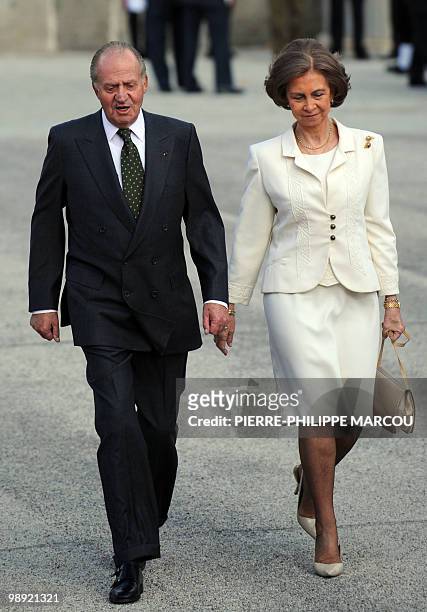 King Juan Carlos and Queen Sofia of Spain walk during welcoming ceremonies for Panamanian President Martin Torrijos at the Pardo palace in Madrid on...