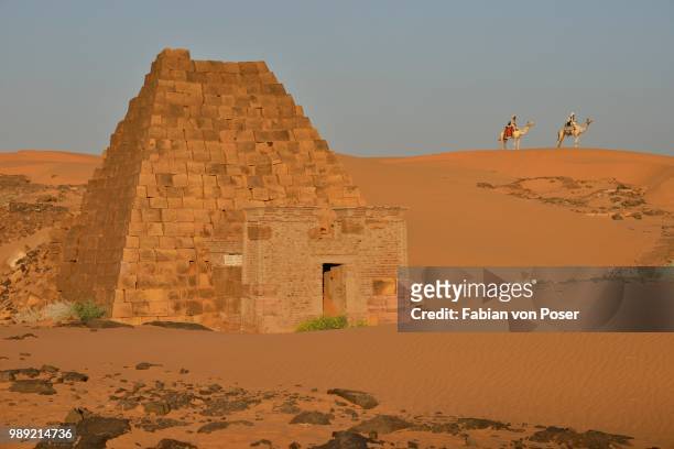 pyramid of the south cemetery of meroe, black pharaohs, nubia, nahr an-nil, sudan - núbia imagens e fotografias de stock