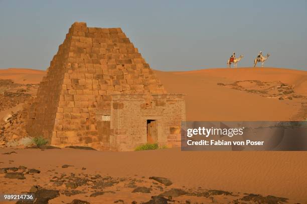 pyramid of the south cemetery of meroe, black pharaohs, nubia, nahr an-nil, sudan - meroe 個照片及圖片檔