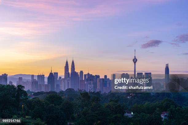 majestic sunrise over downtown kuala lumpur, malaysia - shaifulzamri fotografías e imágenes de stock