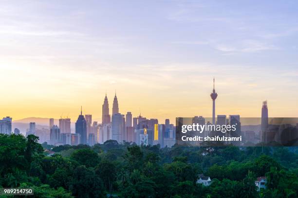 majestic sunrise over downtown kuala lumpur, malaysia - shaifulzamri stockfoto's en -beelden