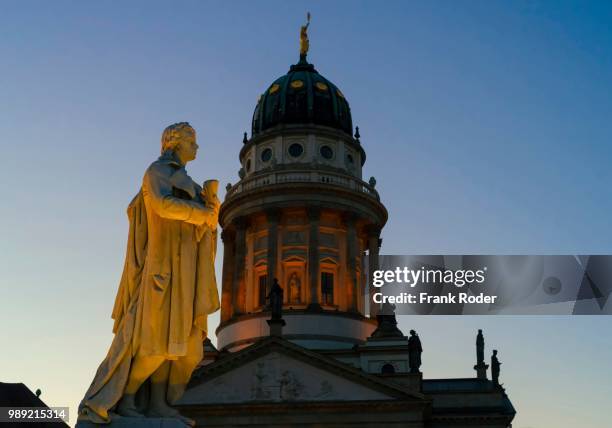 schiller sculpture on gendarmenmarkt square in front of the dome of the french cathedral in the evening, berlin, germany - französischer dom fotografías e imágenes de stock
