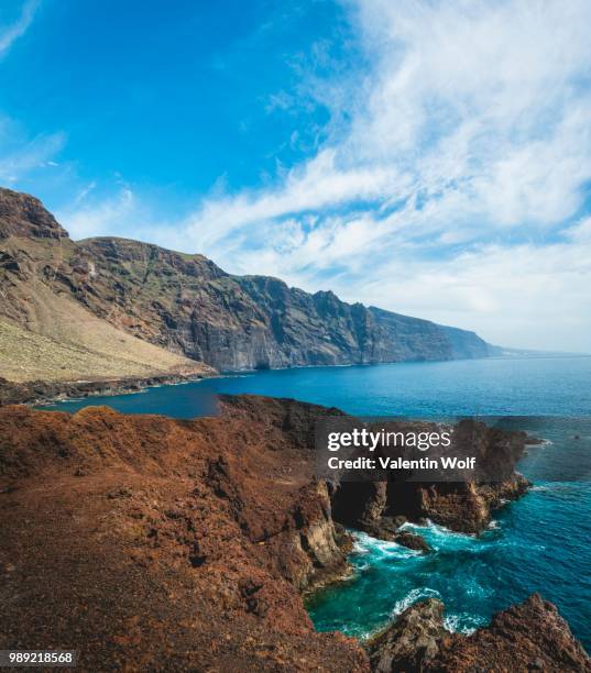 rocky coast with turquoise sea, acantilado de los gigantes, cliffs of los gigantes, view from punta de teno, tenerife, canary islands, spain - acantilado stock-fotos und bilder