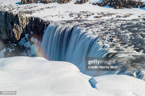 gorge, canyon with falling water masses, dettifoss waterfall in winter, northern iceland, iceland - parc national de skaftafell photos et images de collection