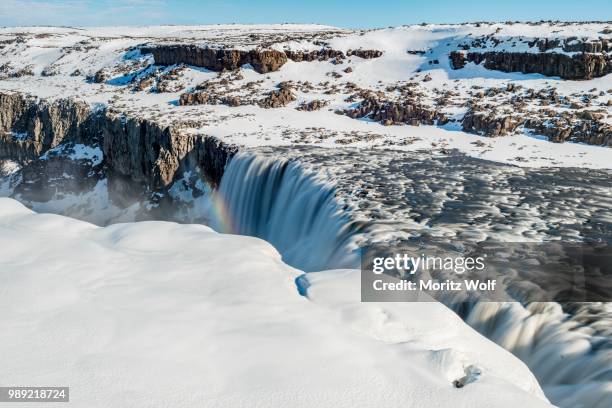 snowy landscape, gorge, canyon with falling water masses, dettifoss waterfall in winter, northern iceland, iceland - dettifoss stockfoto's en -beelden