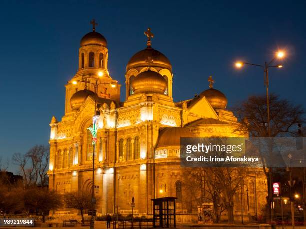 orthodox cahtedral of assumption of the virgin mary at night, varna, bulgaria - mary moody - fotografias e filmes do acervo