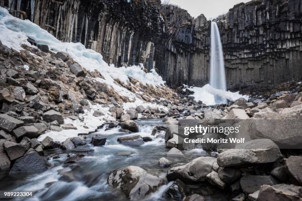 svartifoss waterfall, black falls, river storilaekur, basalt columns, skaftafell national park, southern region, iceland - parc national de skaftafell photos et images de collection