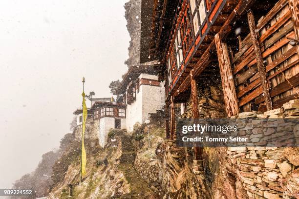 buddhist nunnery in the mountains during snowfall, kila nunnery, between paro and haa, himalayan region, bhutan - paro district fotografías e imágenes de stock