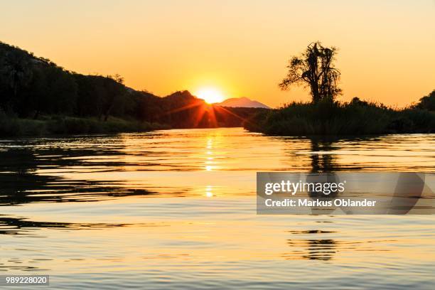 last sunbeams, sunset over the kunene, kunene region, namibia - kunene region bildbanksfoton och bilder