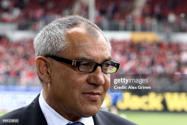 Head coach Felix Magath of Schalke looks on before the Bundesliga match between FSV Mainz 05 and FC Schalke 04 at the Bruchweg Stadium on May 8, 2010...