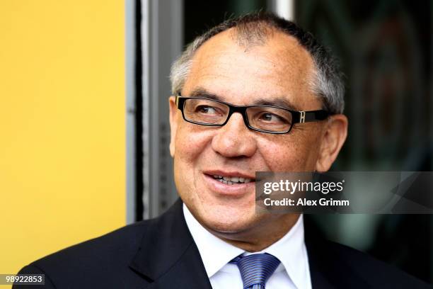 Head coach Felix Magath of Schalke looks on before the Bundesliga match between FSV Mainz 05 and FC Schalke 04 at the Bruchweg Stadium on May 8, 2010...