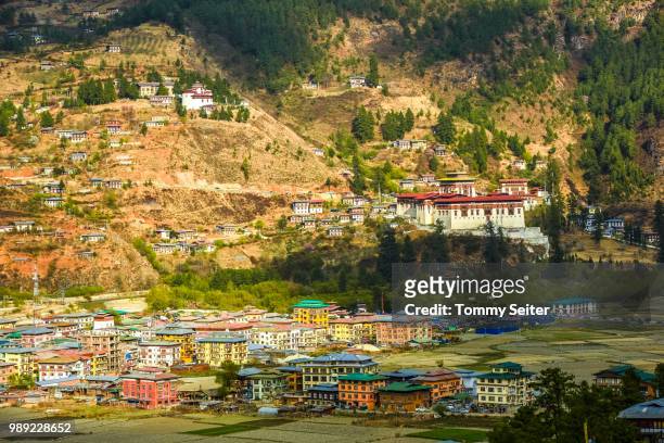 view of paro and monastery fortress, rinpung dzong, paro valley, himalayan region, bhutan - paro dzong stockfoto's en -beelden