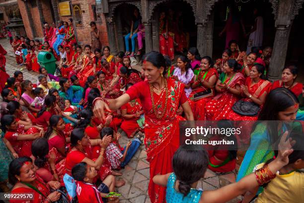 groep voornamelijk nepalese vrouwen bekleed met rode traditionele kleding. - clad stockfoto's en -beelden