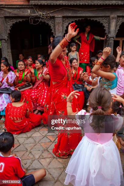 groep voornamelijk nepalese vrouwen bekleed met rode traditionele kleding. - clad stockfoto's en -beelden